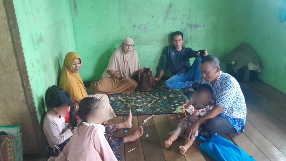 Tim Sosial Dinas Sosial Aceh bersama Pendamping Rehabilitasi Sosial Kementerian Sosial melakukan asesmen terhadap 3 anak yang membutuhkan perlindungan khusus. | INFOACEH.net Tim Sosial Dinas Sosial Aceh bersama Pendamping Rehabilitasi Sosial Kementerian Sosial melakukan asesmen terhadap 3 anak yang membutuhkan perlindungan khusus.