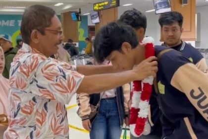 Ketua Pelatda KONI Aceh Bachtiar Hasan mengalungkan bunga kepada para atlet Taekwondo Aceh saat penyambutan di Bandara SIM Blang Bintang, Rabu (15/10). (Foto: Ist)