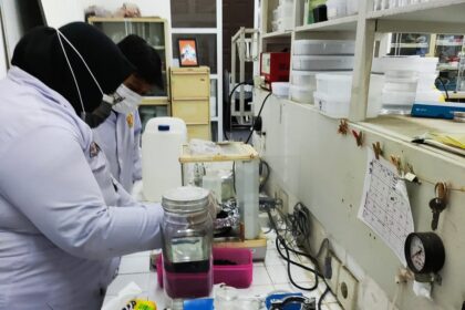 Sekelompok mahasiswa Teknik Kimia Universitas Syiah Kuala (USK) Banda Aceh menghadirkan terobosan pemurnian air berbasis membran yang dimodifikasi menggunakan limbah kulit kopi kering atau cascara. (Foto: Ist)