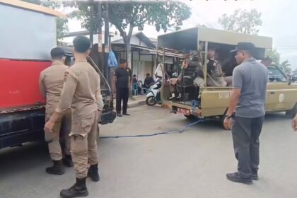 Satpol PP-WH Banda Aceh menertibkan pedagang kaki lima (PKL) yang kembali berjualan di sepanjang Jalan Syiah Kuala hingga Pasar Al Mahirah, Lamdingin, Jum'at (17/10). (Foto: Ist)