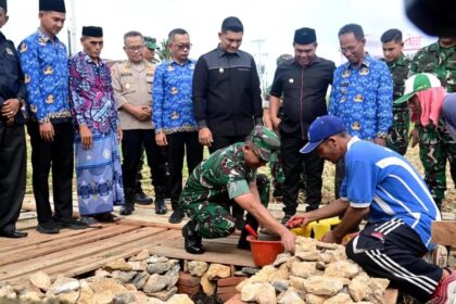 Pangdam IM Mayjen TNI Joko Hadi Susilo memimpin peletakan batu pertama pembangunan Koperasi Desa Merah Putih (KDMP) di Gampong Surien, Kecamatan Meuraxa, Banda Aceh, Jum'at (17/10).