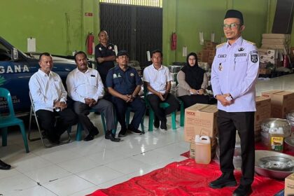 Plh Kadinsos Aceh Zulkarnain bersama Wali Kota Subulussalam M. Rasyid menyerahkan secara simbolis bantuan mesin jahit kepada penerima manfaat Program Usaha Ekonomi Produktif (UEP) di Gudang Dinas Sosial Kota Subulussalam, Rabu (15/10/2025). Foto: Dok. Dinsos Aceh