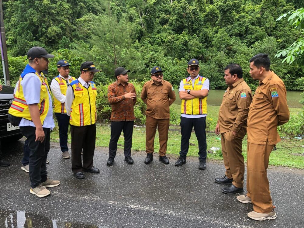 Kunjungan Tim Bappenas ke lokasi terowongan Geurutee di perbatasan Kabupaten Aceh Besar - Aceh Jaya didampingi Kadis PUPR Aceh, Ir Mawardi, Senin, 20 Oktober 2025. (Foto: Ist)