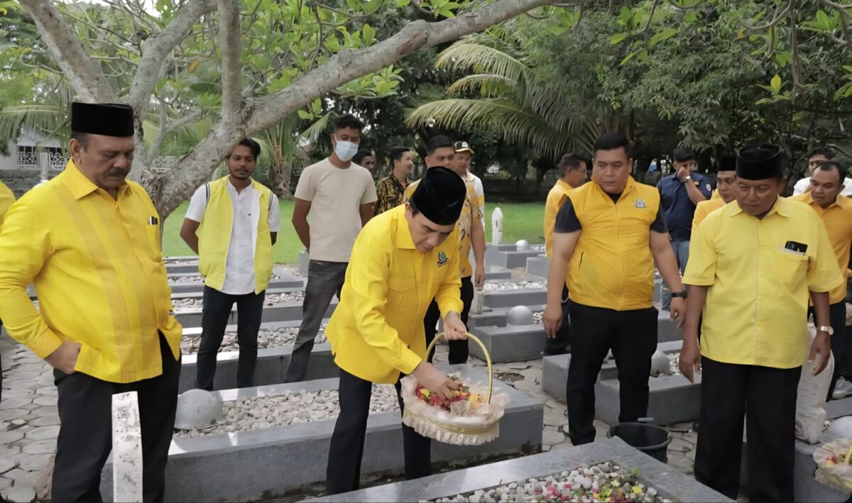 Peringatan HUT ke-61 Partai Golkar di Aceh diisi kegiatan ziarah ke Taman Makam Pahlawan (TMP) di Ateuk Pahlawan, Banda Aceh, Senin (20/10). (Foto: Ist)