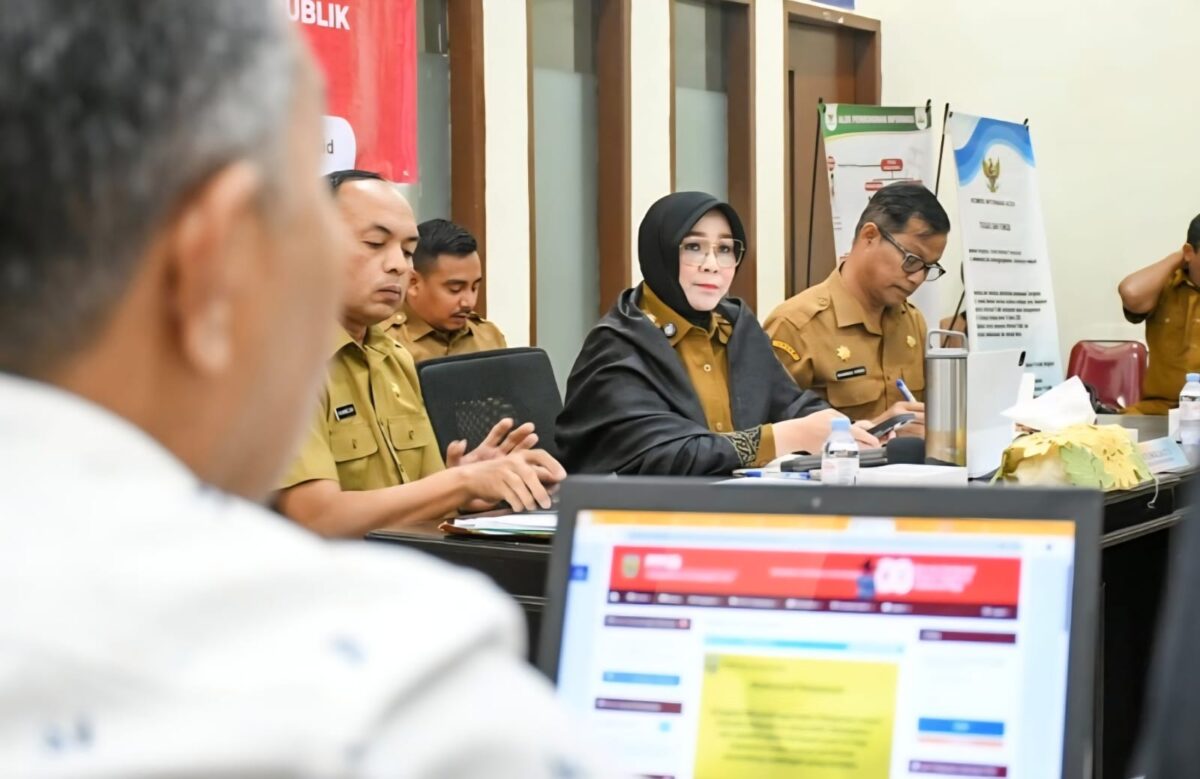 Wali Kota Banda Aceh Illiza Sa’aduddin Djamal, memaparkan berbagai inovasi dan strategi pelayanan informasi publik di hadapan Komisi Informasi Aceh Senin (20/10). (Foto: Ist)