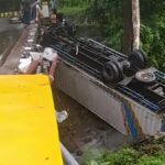 Truk box mengalami kecelakaan tragis terjun ke jurang di kawasan Gunung Paro, tepatnya di ruas Jalan Banda Aceh–Medan, Desa Paro, Kecamatan Leupung, Aceh Besar, Ahad malam (19/10).