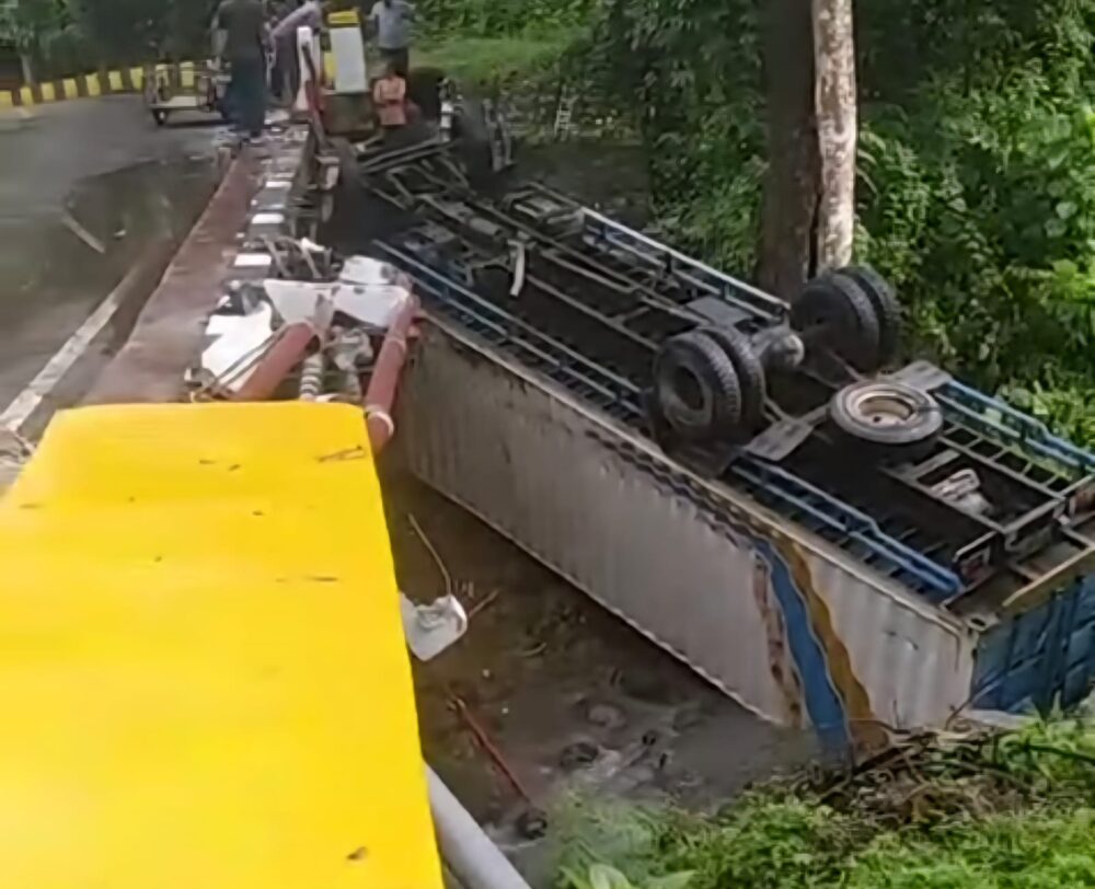 Truk box mengalami kecelakaan tragis terjun ke jurang di kawasan Gunung Paro, tepatnya di ruas Jalan Banda Aceh–Medan, Desa Paro, Kecamatan Leupung, Aceh Besar, Ahad malam (19/10).