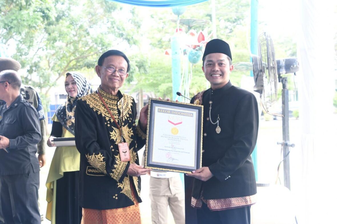 OJK Aceh dan Pemko Langsa meraih Rlrekor MURI atas pembukaan rekening Pasar Modal ASN Terbanyak di Indonesia. (Foto: Ist)