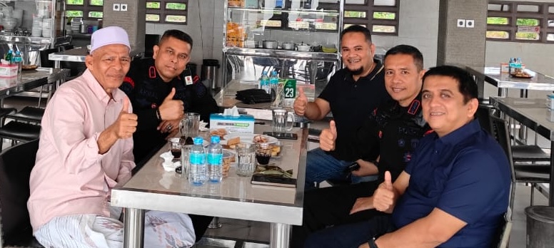 Bincang pagi ulama Aceh Besar dari Dayah Ulee Titi, Abu Kahir, dengan pengusaha Aceh Nahrawi Noerdin atau Toke Awi dan Dansat Brimob Polda Aceh Kombes Pol Zuhdi Batubara serta Danden Gegana Kompol Akmal di Coffee D’Energi, Aceh Besar, Senin (20/10).