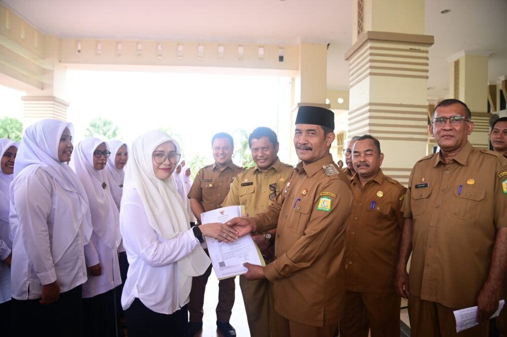 Wakil Bupati Aceh Besar Syukri A. Jalil menyerahkan SK PPPK Tahap II dan CPNS IPDN Formasi Tahun 2025, di Kantor Bupati, Kota Jantho, Senin (20/10).