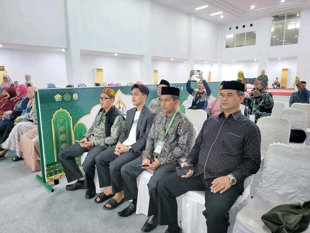 Ketua Kafilah Aceh yang juga Kadis SI Aceh Zahrol Fajri, saat berada di Kendari, Sulawesi Tenggara mendampingi kafilah Aceh di STQH Nasional. (Foto: Ist)