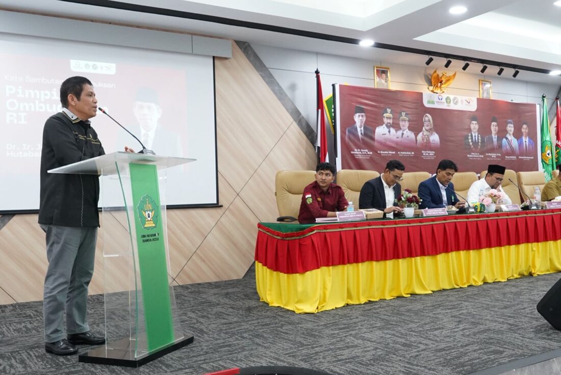 Anggota Ombudsman RI, Jemsly Hutabarat saat menjadi narasumber Pekan Nasional Pelayanan Publik yang diselenggarakan UIN Ar-Raniry Banda Aceh, di Gedung Pascasarjana kampus tersebut, Senin (20/10).