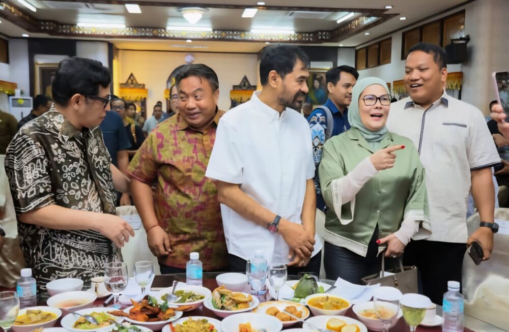 Gubernur Aceh Muzakir Manaf bersama jajaran pimpinan Pemerintah Aceh menjamu makan malam pimpinan, anggota dan rombongan Badan Legislasi DPR RI di Restoran Pendopo Gubernur Aceh, Selasa (21/10).