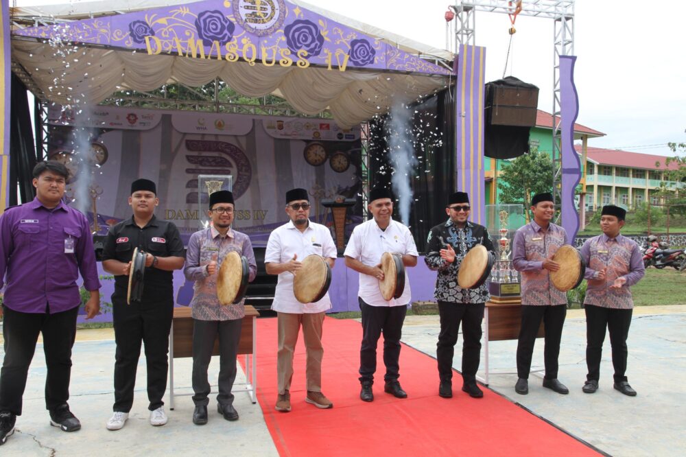 Plt. Kadis Pendidikan Aceh Murthalamuddin, Ketua Nazhir Yayasan Wakaf Haroen Aly Irawan Abdullah, Direktur Dayah DQA Ustaz Hajarul Akbar MA dan Kepala SMP-SMA DQA menabuh rapa'i pada pembukaan Damasquss IV tahun 2025 di Komplek Dayah DQA, Gampong Tumbo Baro, Kuta Malaka, Aceh Besar, Rabu (22/10). (Foto: Ist)