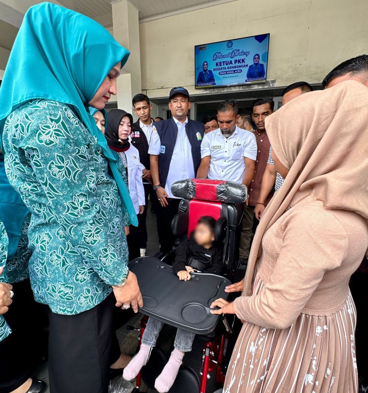 Penyerahan kursi roda Ketua TP PKK Aceh, Marlina Usman atau Kak Na, kepada Muhammad Rizki Maulana (3) anak pertama dari pasangan Mahazalena dan Muhammad, di halaman kantor Dinas Sosial Aceh, Rabu (22/10).
