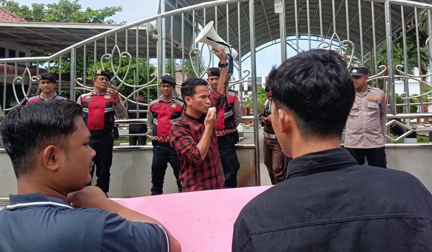 DPP Barisan Intelektual Muda Tanah Rencong (BEM-TR) melakukan unjuk rasa di Kejati Aceh, Rabu (22/10) untuk menolak keras oknum jaksa bermasalah di Kejati Sumut dipindah ke Kejati Aceh. (Foto: Ist)