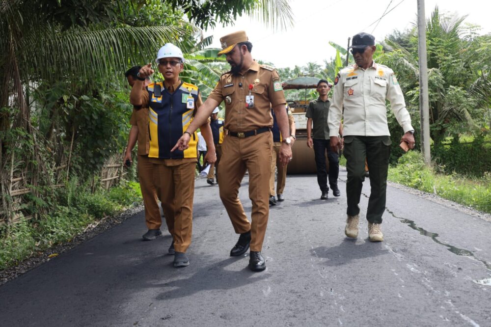 Bupati Aceh Timur Iskandar Usman Al-Farlaky, meninjau progres pengerjaan jalan aspal sepanjang 6.840 meter di ruas Gampong Kedeu Dua – Blang Siguci, Kecamatan Darul Ihsan, Selasa (21/10). (Foto: Ist)