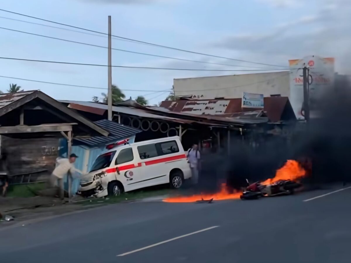 Kecelakaan lalu lintas antara mobil ambulans dan sepeda motor terjadi di Jalan Banda Aceh–Medan, tepatnya di Simpang Ceubrek, Kecamatan Syamtalira Aron, Aceh Utara, Selasa sore (21/10/2025). (Foto: Ist)