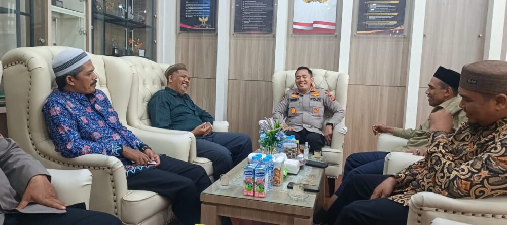 Kapolresta Banda Aceh Kombes Pol Joko Heri Purwono menerima jajaran DSI Banda Aceh di ruang kerjanya, Kamis (23/10). (Foto: Ist)