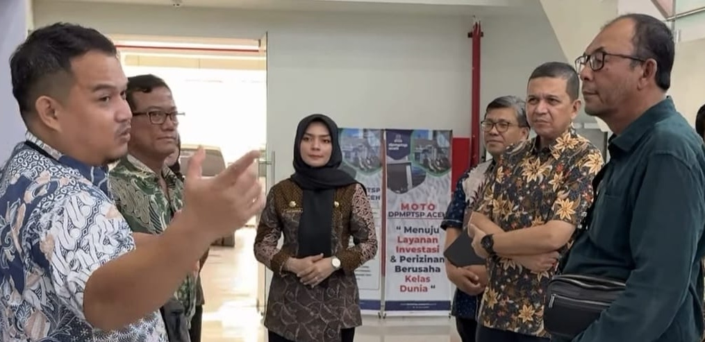 Kadis Penanaman Modal dan Pelayanan Terpadu Satu Pintu Aceh Marwan Nusuf, menerima kunjungan Tim KPK RI di Kantor DPMPTSP Aceh, Kamis (23/10). (Foto: Ist)