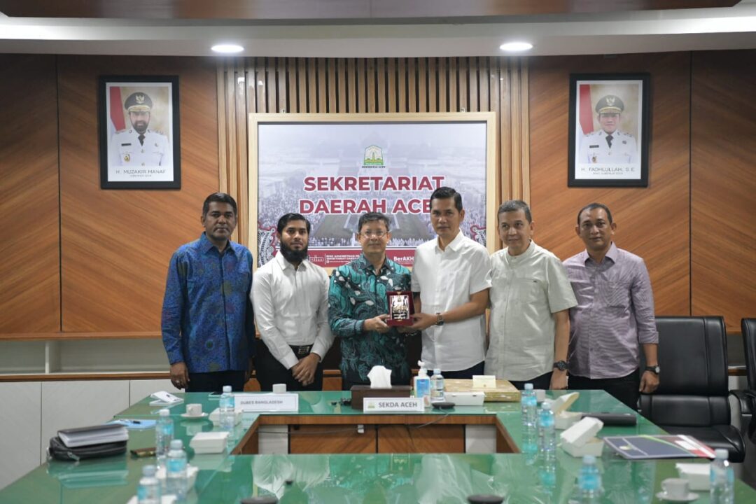 Sekda Aceh, M Nasir menerima Dubes Bangladesh untuk Indonesia Tarikul Islam, di ruang rapat Sekda, Jum'at (24/10). Pemerintah Bangladesh tertarik menjalin kerja sama dengan Pemerintah Aceh di sektor pertanian, pendidikan, kesehatan dan industri garmen. (Foto: Ist)
