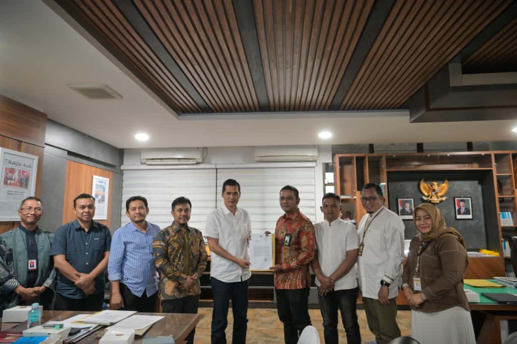 Sekda Aceh M Nasir Syamaun menggelar pertemuan dengan pimpinan perbankan di Aceh untuk membahas persiapan Aceh Waqf Summit 2025, di ruang kerja Sekda Aceh, Jum'at (24/10).