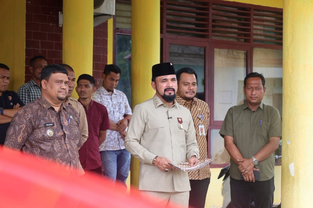 Bupati Aceh Timur Iskandar Usman Al-Farlaky melakukan sidak di Kantor Camat Nurussalam.