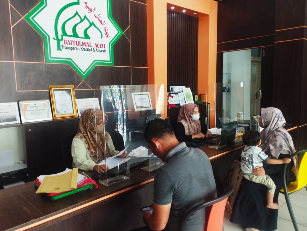 Amil Baitul Mal Aceh melayani warga yang menyerahkan berkas permohonan bantuan untuk menjadi penerima manfaat zakat (mustahik) di kantor Baitul Mal Aceh, Jumat (24/10).