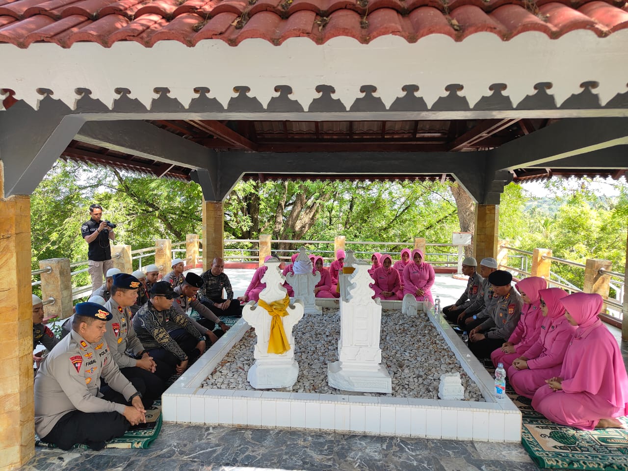 Memperingati HUT ke-80 Korps Brimob Polri, Satuan Brimob Polda Aceh melaksanakan ziarah ke sejumlah makam pahlawan nasional dan ulama besar di Aceh, Kamis (30/10). (Foto: Ist)