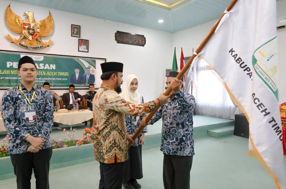 Bupati Aceh Timur, Iskandar Usman Al-Farlaky melepas kafilah MTQ Kabupaten Aceh Timur menuju MTQ ke-37 tingkat Provinsi Aceh tahun 2025 yang digelar di Pidie Jaya. (Foto: Ist)