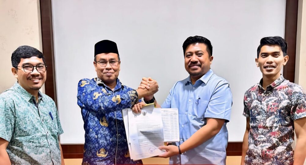 Pemerintah Aceh melalui Badan Kepegawaian Aceh (BKA) menyerahkan SK Gubernur Aceh tentang Pengangkatan 1.343 PPPK Formasi Guru Tahap I Tahun 2024. (Foto: Ist)