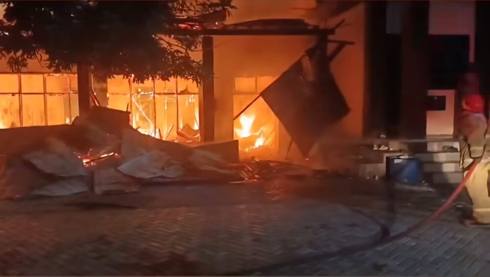 Kebakaran melanda asrama putra Dayah Babul Magfirah di Gampong Lam Alue Cut, Kecamatan Kuta Baro, Aceh Besar, Jumat dini hari (31/10). (Foto: Ist)