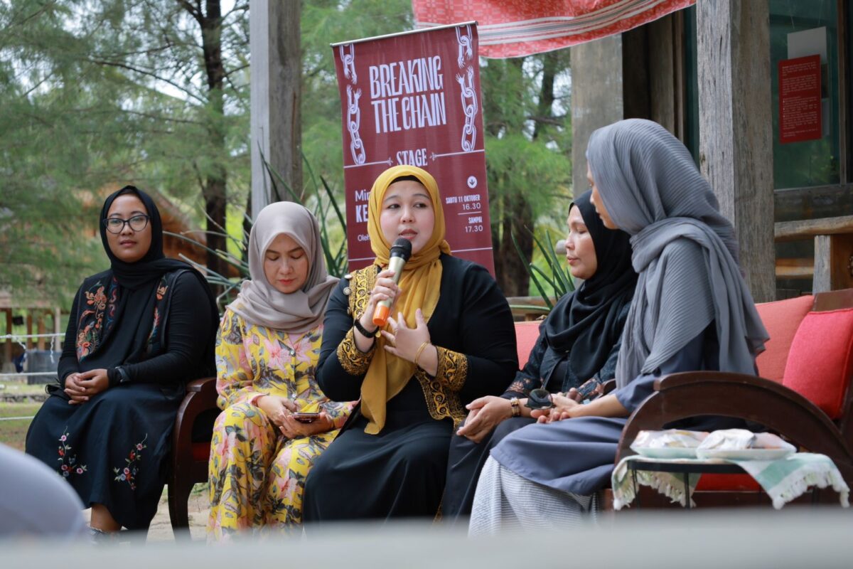 Ketua TP PKK Aceh Besar Rita Mayasari menyampaikan sambutan pada peringatan Hari Anak Perempuan Sedunia di salah satu objek wisata pantai Lampuuk, Kecamatan Lhoknga, Aceh Besar, Sabtu (11/10).