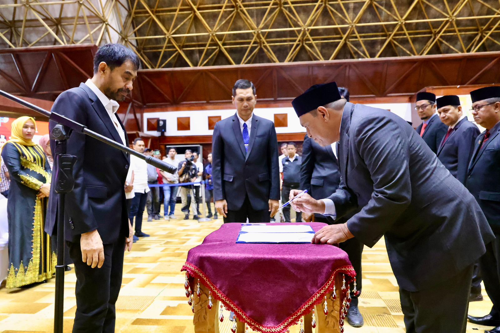 Gubernur Aceh Muzakir Manaf atau Mualem, melantik tiga deputi baru BPKS Jumat sore (10/10) di Anjong Mon Mata, Komplek Meuligoe Gubernur. (Foto: Ist)