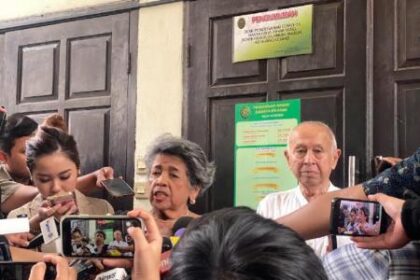 Orang tua mantan Menteri Pendidikan, Kebudayaan, Riset, dan Teknologi (Mendikbudristek) Nadiem Makarim, angkat bicara usai hakim praperadilan menolak permohonan sang anak terkait status tersangka kasus dugaan korupsi pengadaan laptop berbasis Chromebook.