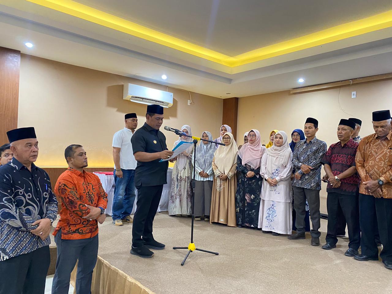 Bupati Aceh Besar Muharram Idris mengukuhkan Pengurus FOSMADA dan FOSMADAKA di Hotel Madinatul Zahra, Lampeuneurut, Sabtu (1/11).
