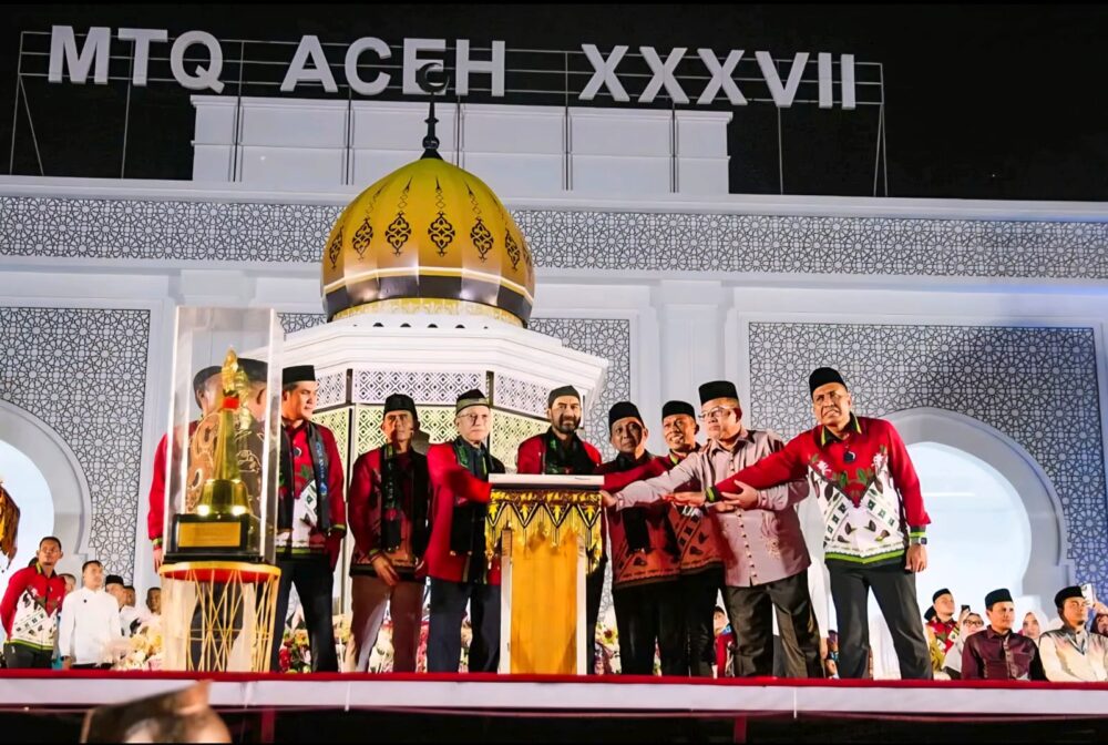 Gubernur Aceh Muzakir Manaf atau Mualem membuka MTQ ke-37 Provinsi Aceh di Arena Utama Komplek Perkantoran Pemkab Pidie Jaya, Cot Trieng, Meureudu, Sabtu malam (1/11/2025). (Foto: Ist)