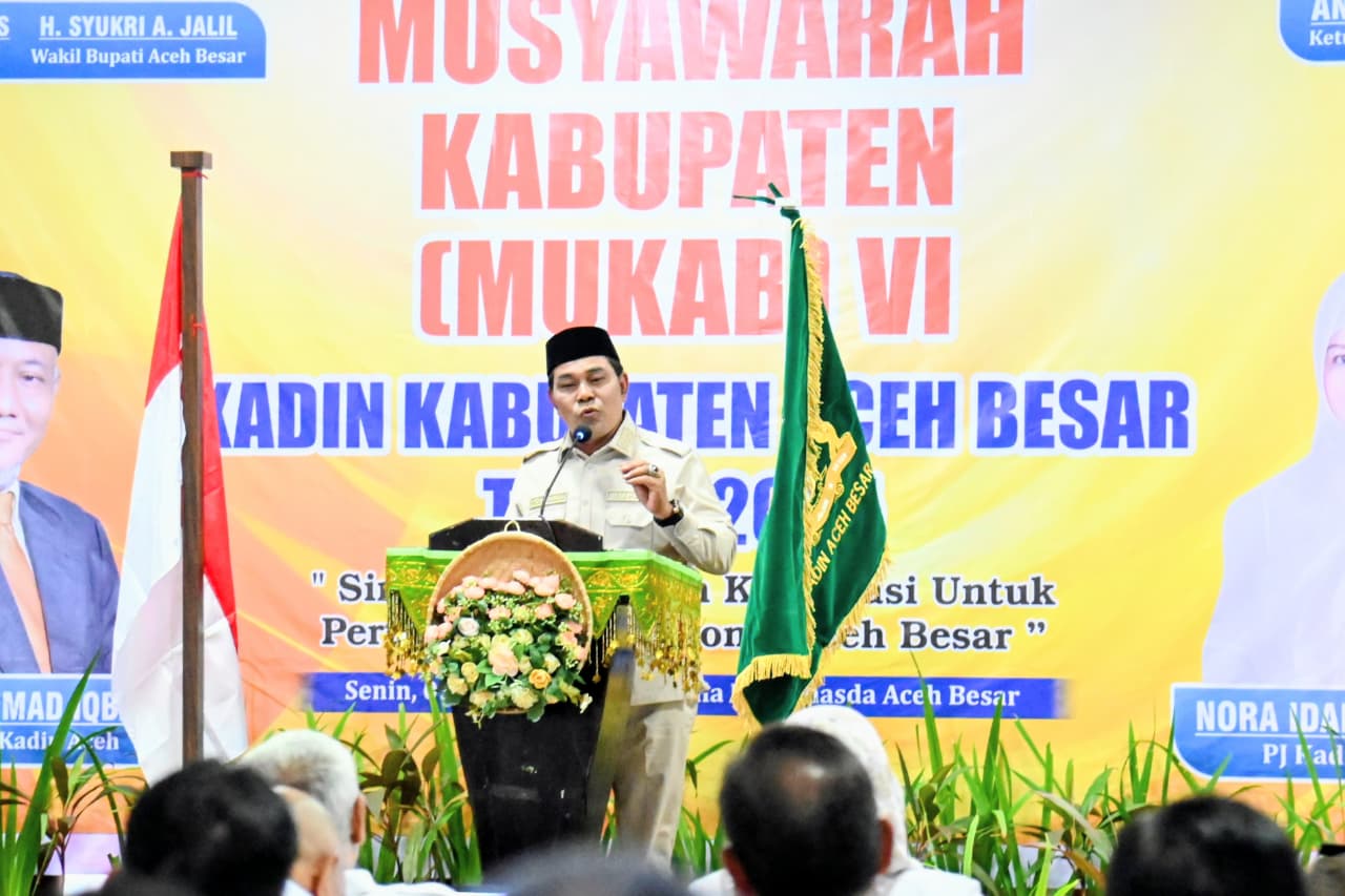 Bupati Aceh Besar Muharram Idris menyampaikan sambutan sekaligus membuka MUKAB VI KADIN Aceh Besar di Gedung Dekranasda, Gampong Gani, Ingin Jaya, Senin (3/11).