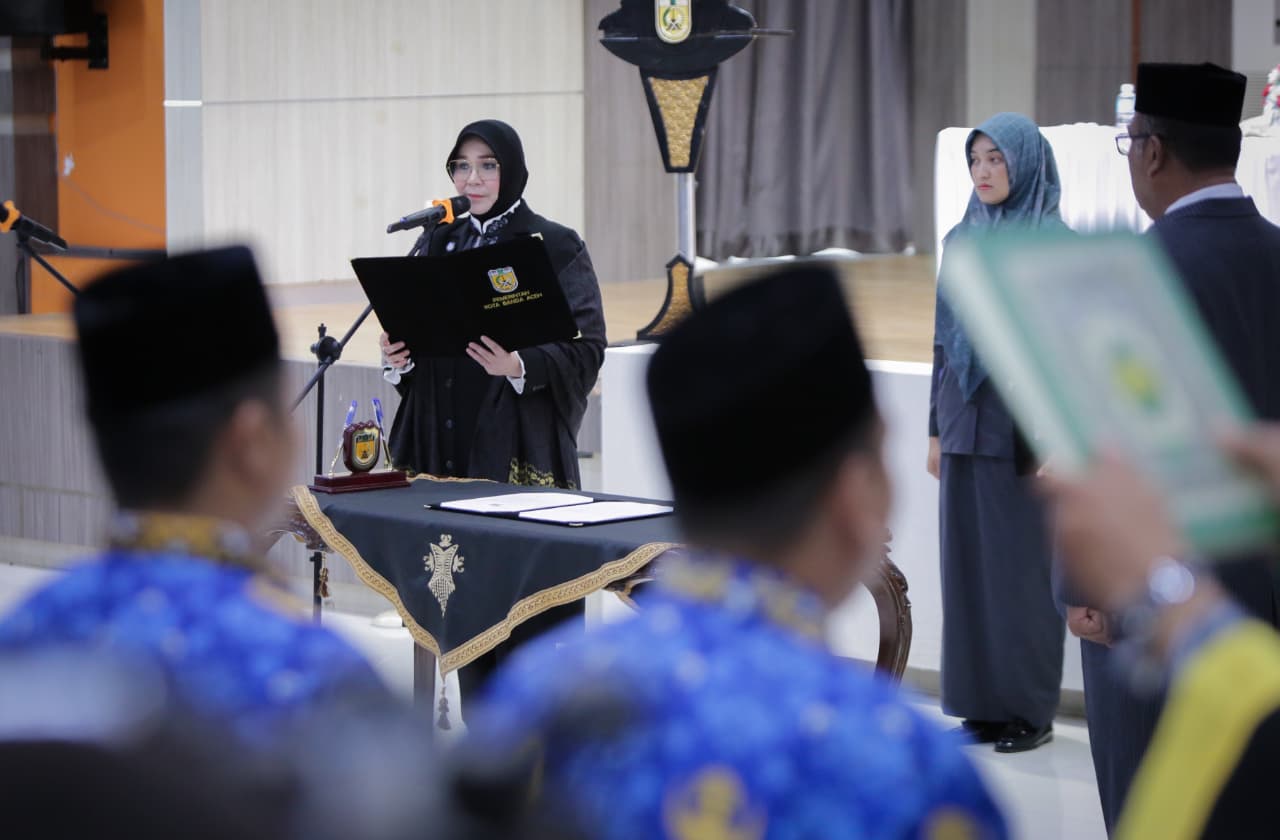 Wali Kota Banda Aceh Illiza Sa'aduddin Djamal melantik 92 pejabat struktural baru yang mengisi jabatan administrator dan pengawas di lingkungan Pemko Banda Aceh, Senin (3/11) di aula balai kota. (Foto: Ist)