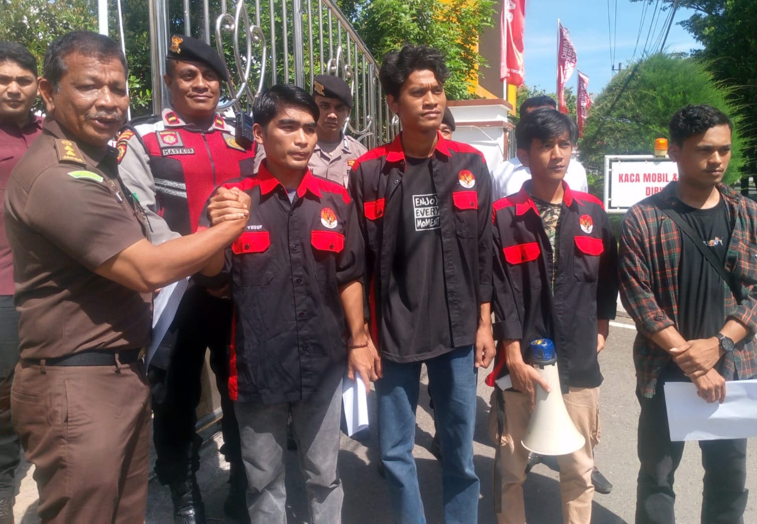Aliansi Mahasiswa dan Pemuda Anti Korupsi Banda Aceh menggelar aksi demonstrasi di depan Gedung Kejati Aceh, Senin (3/11).