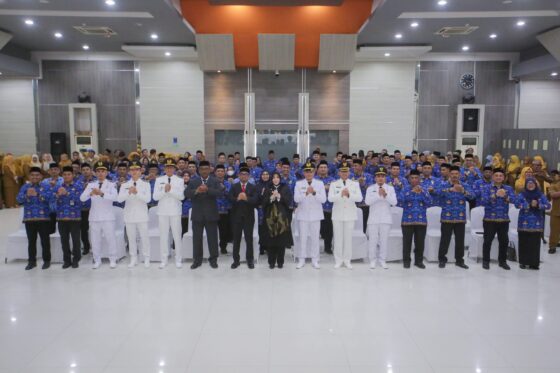 Sebanyak 6 camat di jajaran pemko Banda Aceh mengalami pergantian. Pelantikan dilakukan oleh Wali Kota Banda Aceh Illiza Sa'aduddin Djamal, Senin (3/11). (Foto: Ist)