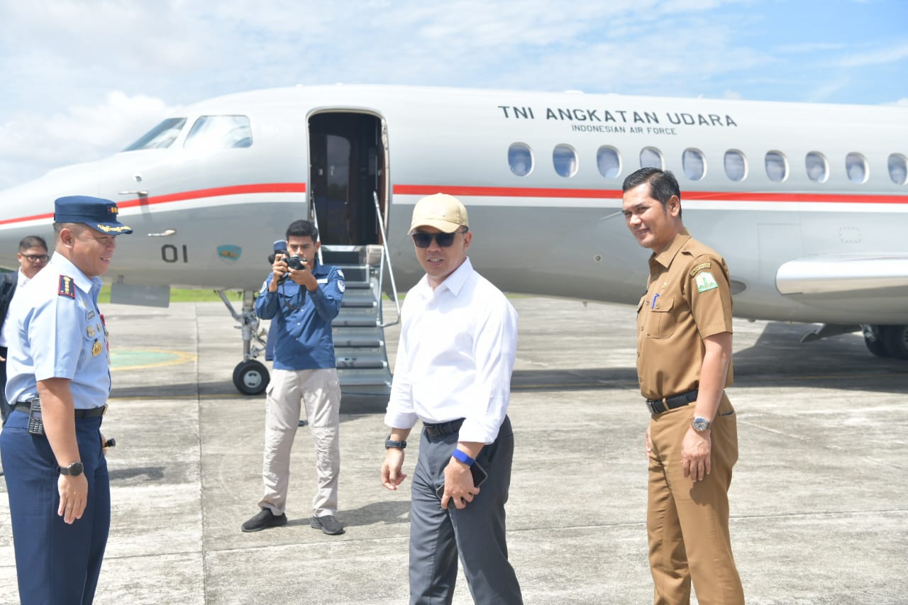Sekda Aceh M Nasir Syamaun didampingi Kepala Biro Administrasi Pimpinan Setda Aceh Akkar Arafat menyambut Menteri Luar Negeri Sugiono yang transit di Lanud SIM, Blang Bintang, Selasa (4/11).