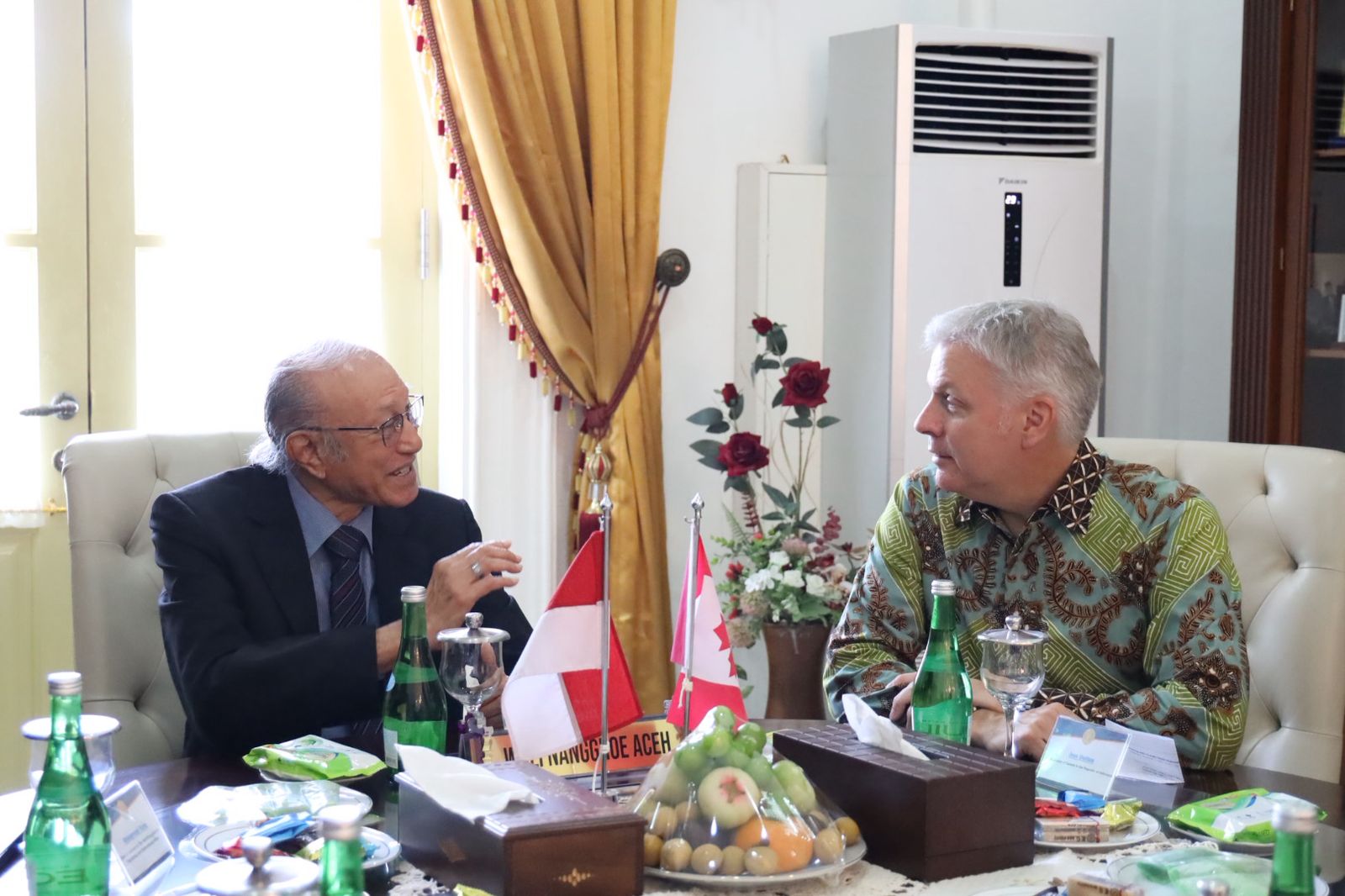 Duta Besar Kanada untuk Indonesia Jess Dutton melakukan pertemuan dengan Wali Nanggroe Aceh Malik Mahmud Al Haythar, di Meuligoe Wali Nanggroe, Rabu (5/11).