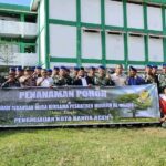 Pomdam Iskandar Muda melaksanakan penanaman pohon bersama warga dan santri Pesantren Modern Al-Manar di Gampong Lampermai, Kecamatan Krueng Barona Jaya, Aceh Besar, Rabu (5/11).