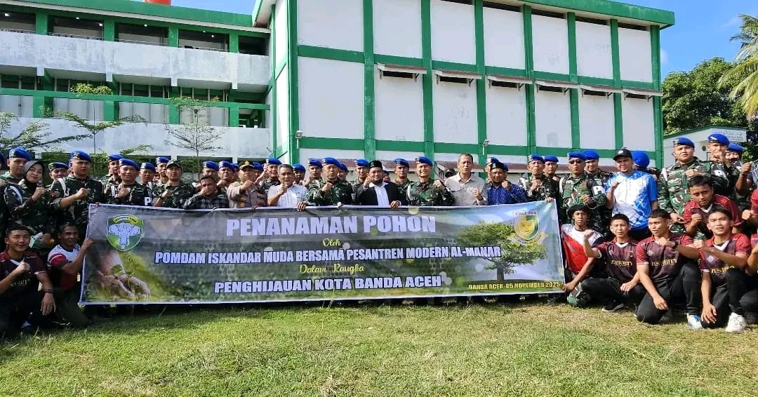 Pomdam Iskandar Muda melaksanakan penanaman pohon bersama warga dan santri Pesantren Modern Al-Manar di Gampong Lampermai, Kecamatan Krueng Barona Jaya, Aceh Besar, Rabu (5/11).
