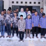 Ketua TP PKK Aceh Marlina Usman atau Kak Na bersama anak disabilitas di Panti Sosial Disabilitas Meujroh Meukarya di Ladong, Aceh Besar, Rabu (5/11).