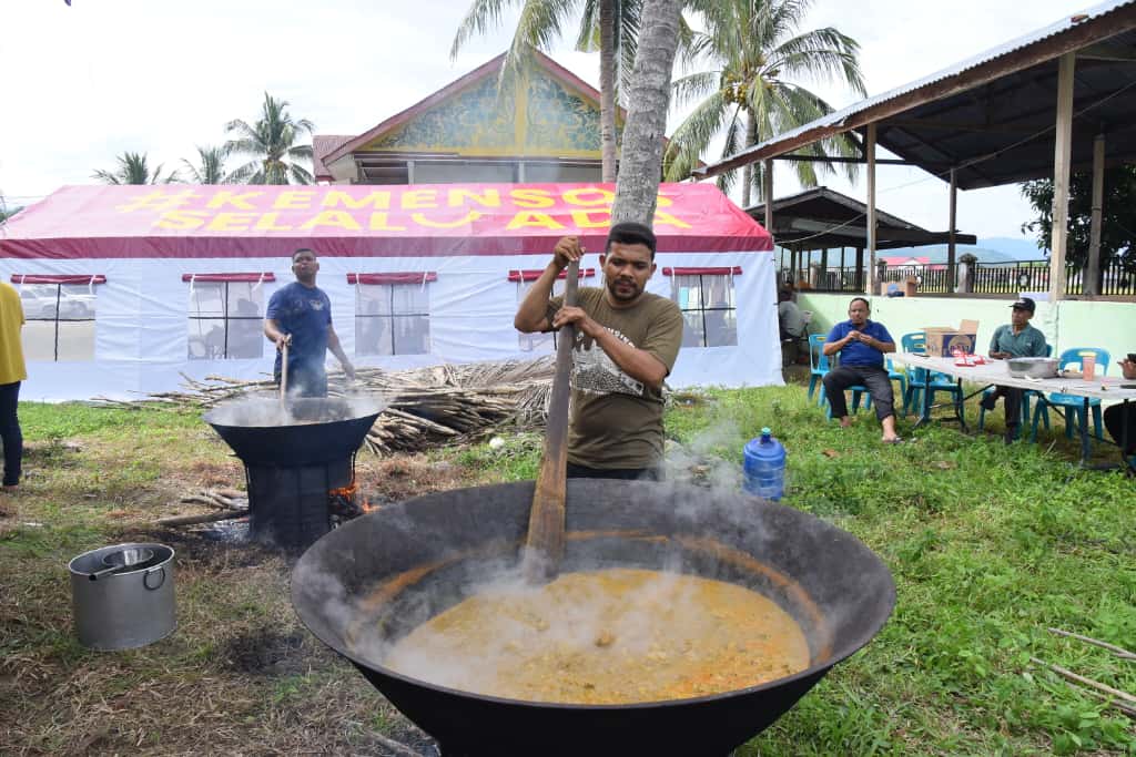 Kuliner khas Aceh Besar kuah beulangong sedang dimasak di Pemondokan Kafilah Aceh Besar untuk Kenduri/Jamuan makan siang kafilah dan tamu undangan dari Pemkab Pidie Jaya, Jum'at (7/11).