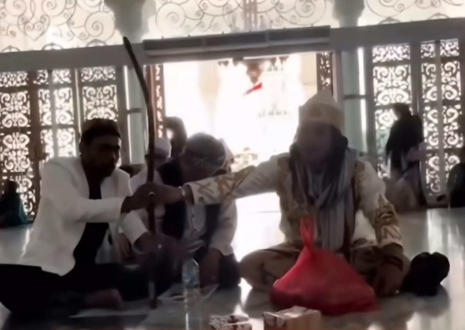 Video viral peusijuek tongkat untuk pengobatan di Masjid Raya Baiturrahman Banda Aceh. (Foto: Ist)