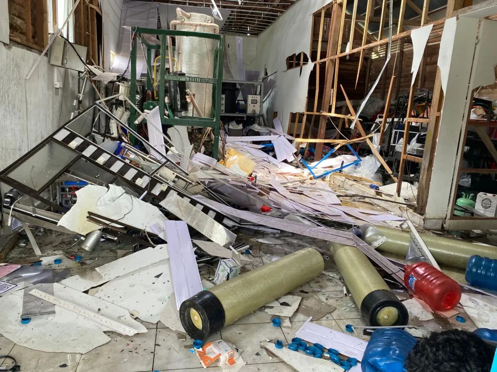 Ledakan terjadi di pabrik es kristal dan depot air minum isi ulang Zam-Zam Mia, Gampong Ujong Baroh, Kecamatan Johan Pahlawan, Aceh Barat, Ahad siang (9/11) sekitar pukul 12.25 WIB. (Foto: Ist)