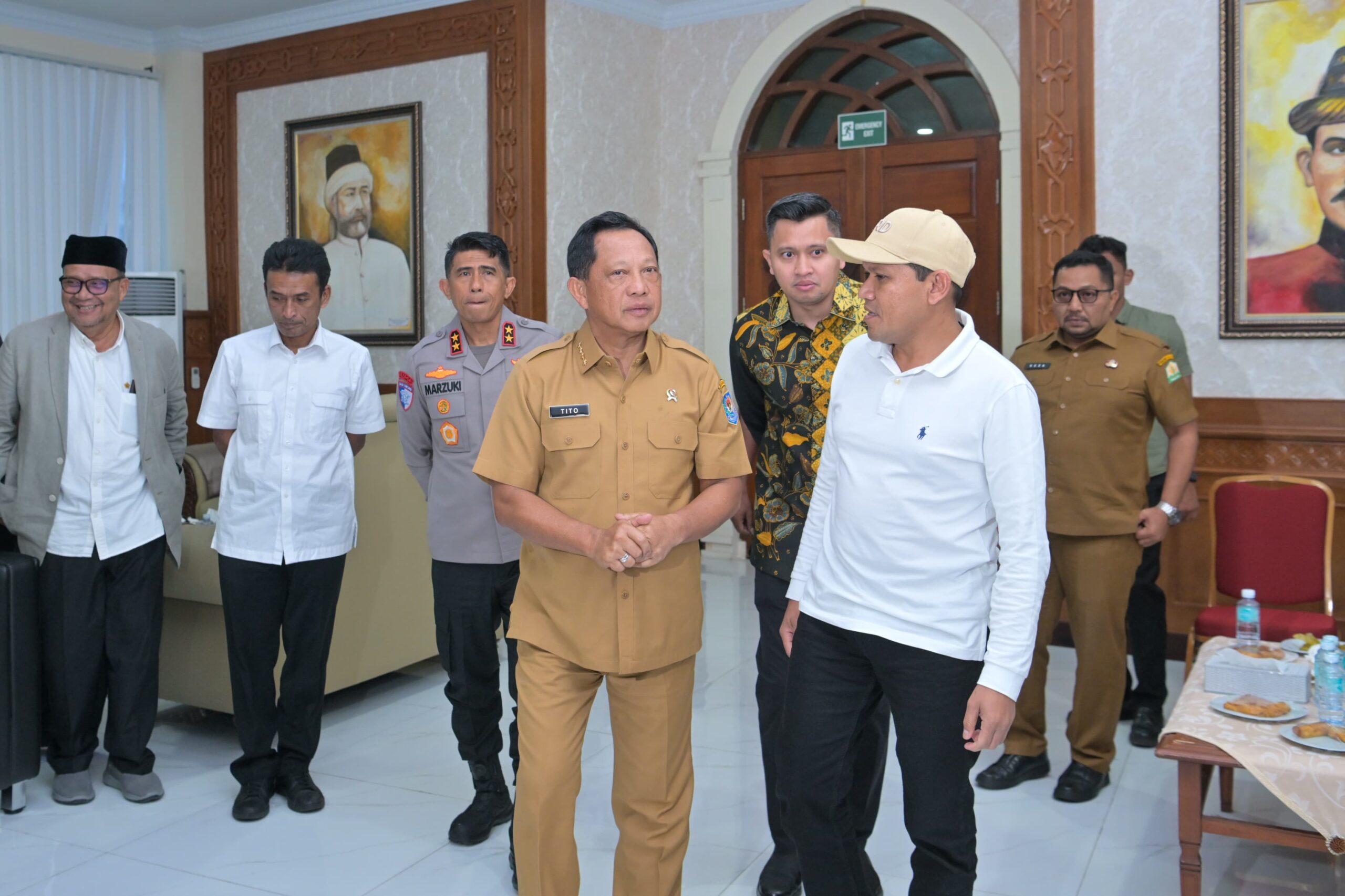 Wagub Aceh Fadhlullah dan Kapolda Aceh Irjen Pol Marzuki Ali Basyah menyambut Mendagri Tito Karnavian di Bandara SIM) Blang Bintang, Aceh Besar, Selasa (11/11).